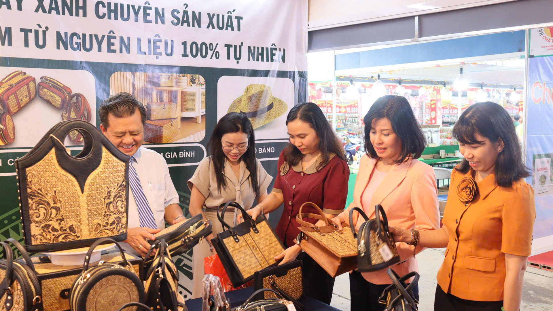 Khai mạc Hội chợ triển lãm thành tựu kinh tế - xã hội, an ninh quốc phòng, thương mại, ẩm thực, sản phẩm OCOP tỉnh Tây Ninh năm 2025