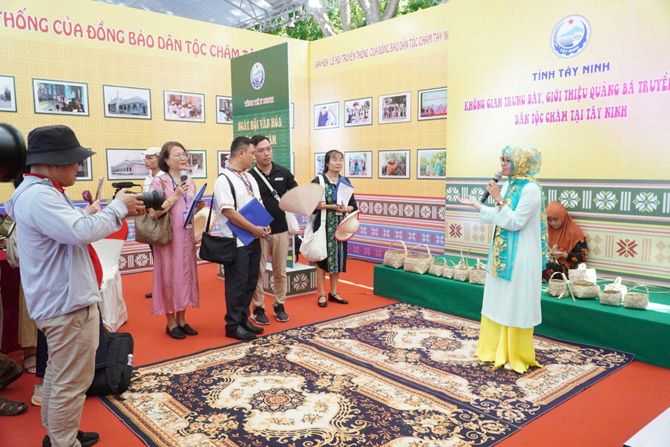 Tham dự thi "Hoạt động hướng dẫn du lịch cộng đồng" tại Ngày hội Văn hóa dân tộc Chăm, lần thứ VI năm 2026  do Bộ Văn hóa, Thể thao và Du lịch tổ chức